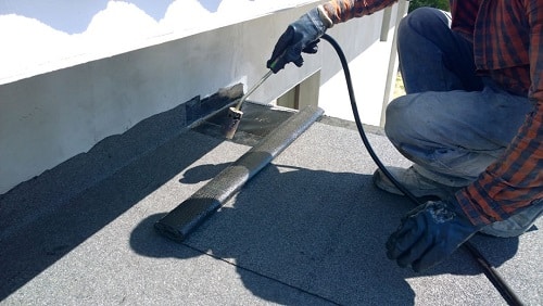 Commercial Flat Roofing Contractors Apply Material